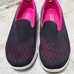 Skechers Women's Black and Pink Knit Slip-On Sneakers